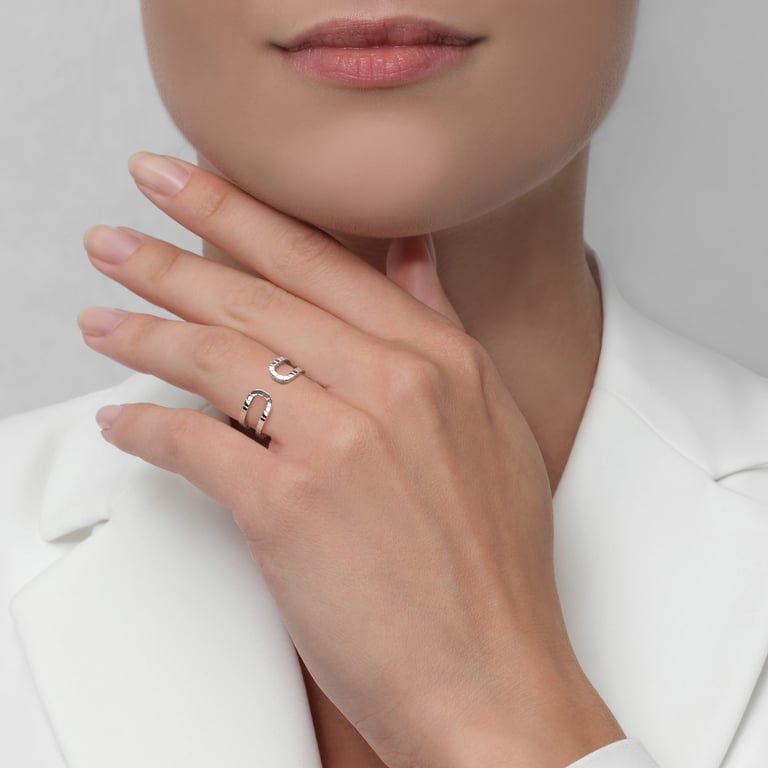 Rivière-Flow Ring aus 18 Kt Weißgold, an einer Hand getragen