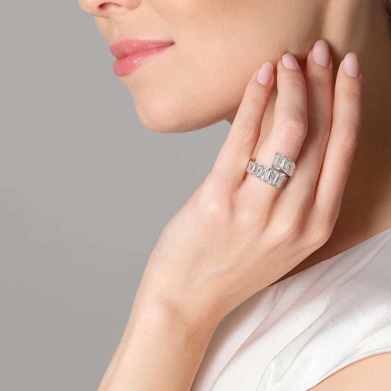 Rivière Emerald Ring aus 18 Kt Weißgold mit Diamanten, an einer Hand getragen