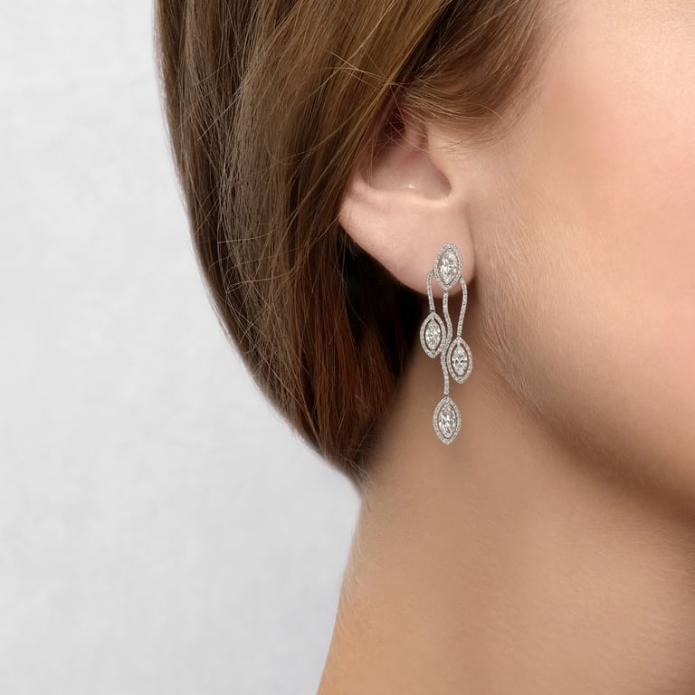 Signature Ohrschmuck aus 18 Kt Weißgold mit Diamanten, am Ohr getragen