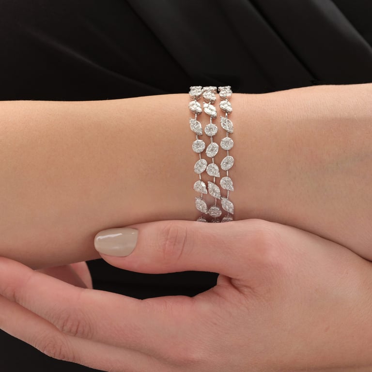 Secrets Special Armband aus 18 Kt Weißgold mit Diamanten, am Handgelenk getragen