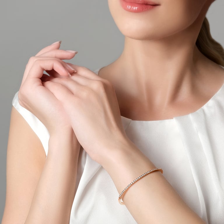 Rivière-Flow Armreif aus 18 Kt Roségold mit Diamanten, am Handgelenk getragen