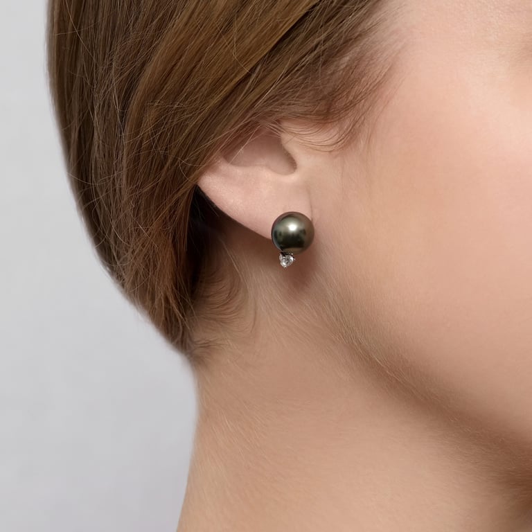 Pearls & More Ohrschmuck aus 18 Kt Weißgold mit Diamanten und Perle, am Ohr getragen