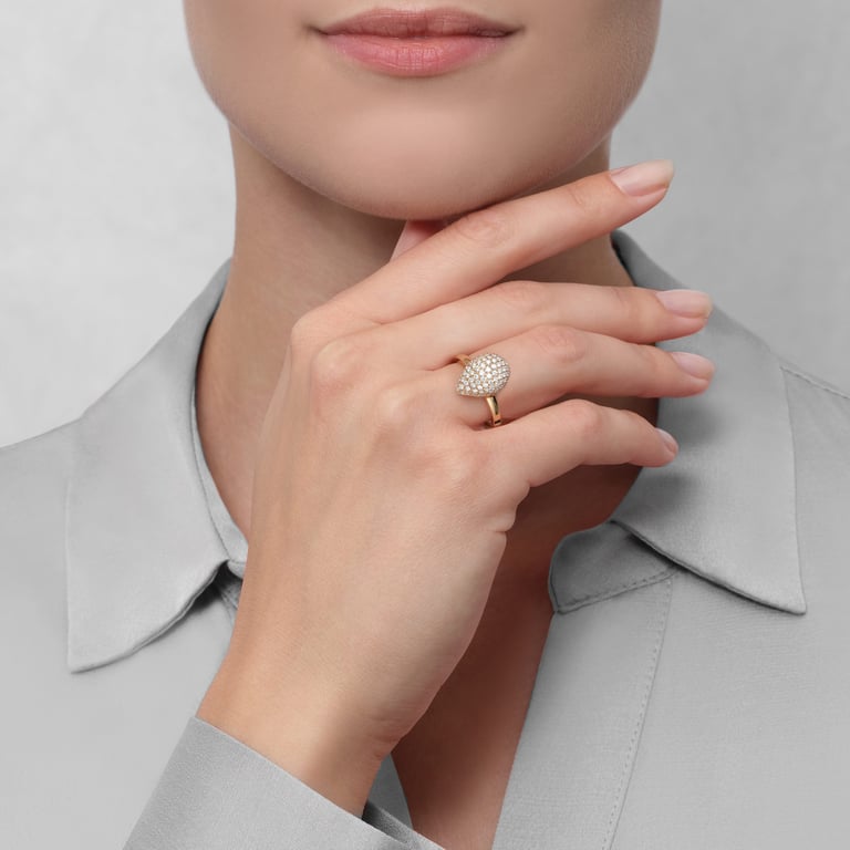 Drop & Diamonds Ring aus 18 Kt Roségold mit Diamanten, an einer Hand getragen