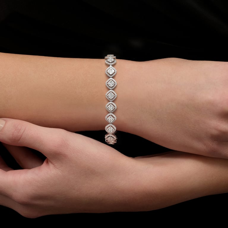 Signature Armband aus 18 Kt Weißgold mit Diamanten, am Handgelenk getragen