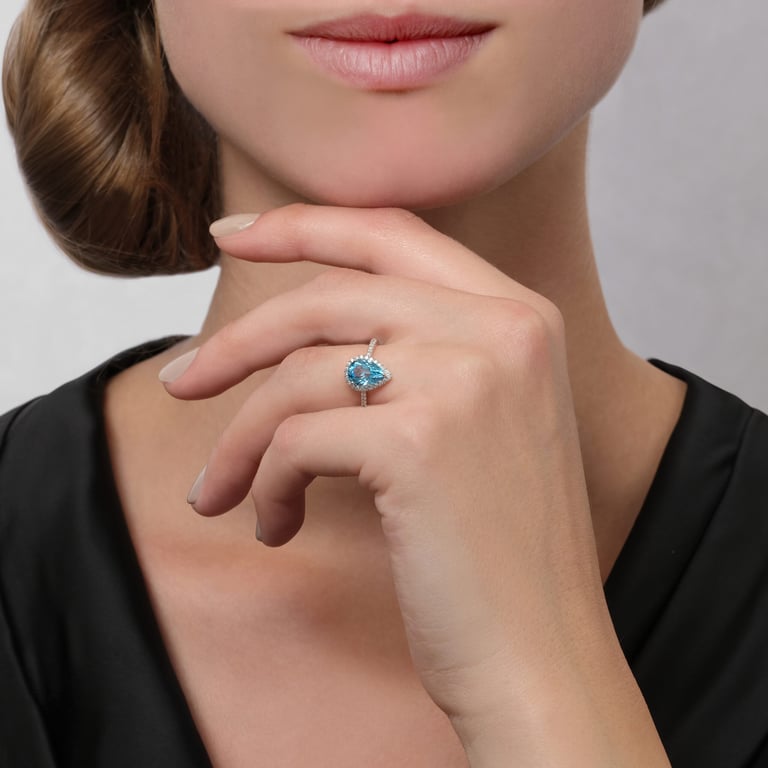 Living Stones Diamond Small Ring aus 18 Kt Weißgold mit Diamanten und Topas, an einer Hand getragen