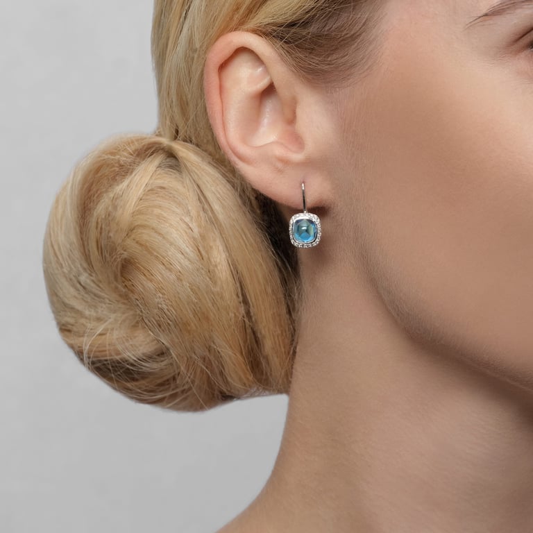 Balou Cushion Ohrschmuck aus 18 Kt Weißgold mit Diamanten und Topas, am Ohr getragen