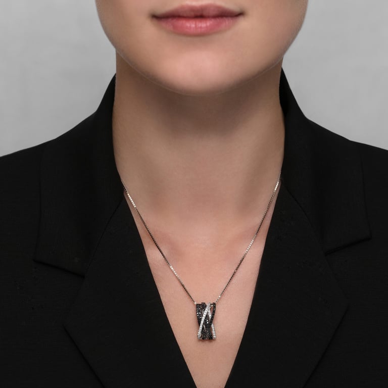 Looping Black & White Anhänger mit Kette aus 18 Kt Weißgold mit Diamanten, am Hals getragen