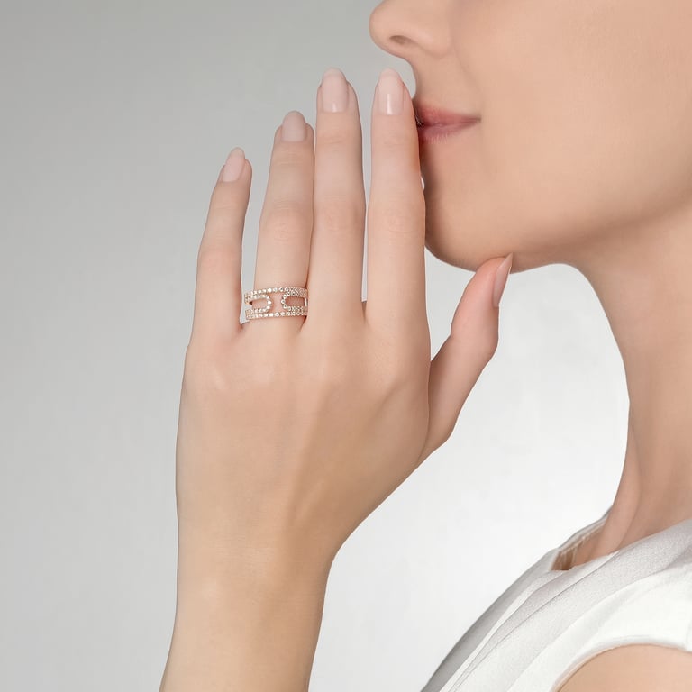 Rivière-Flow Ring aus 18 Kt Roségold mit Diamanten, an einer Hand getragen