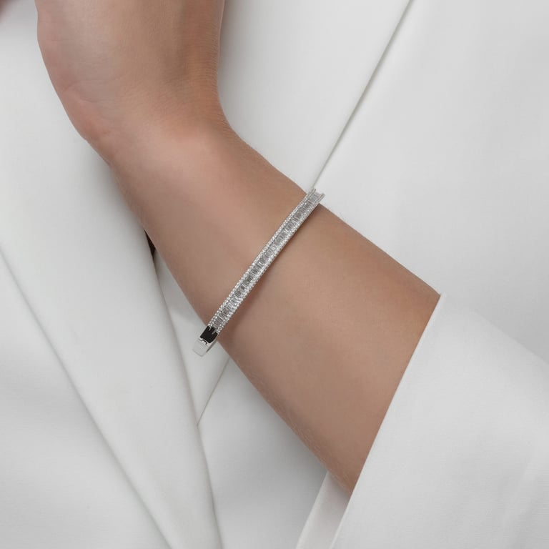 Rivière & More Classic Armreif aus 18 Kt Weißgold mit Diamanten, am Handgelenk getragen