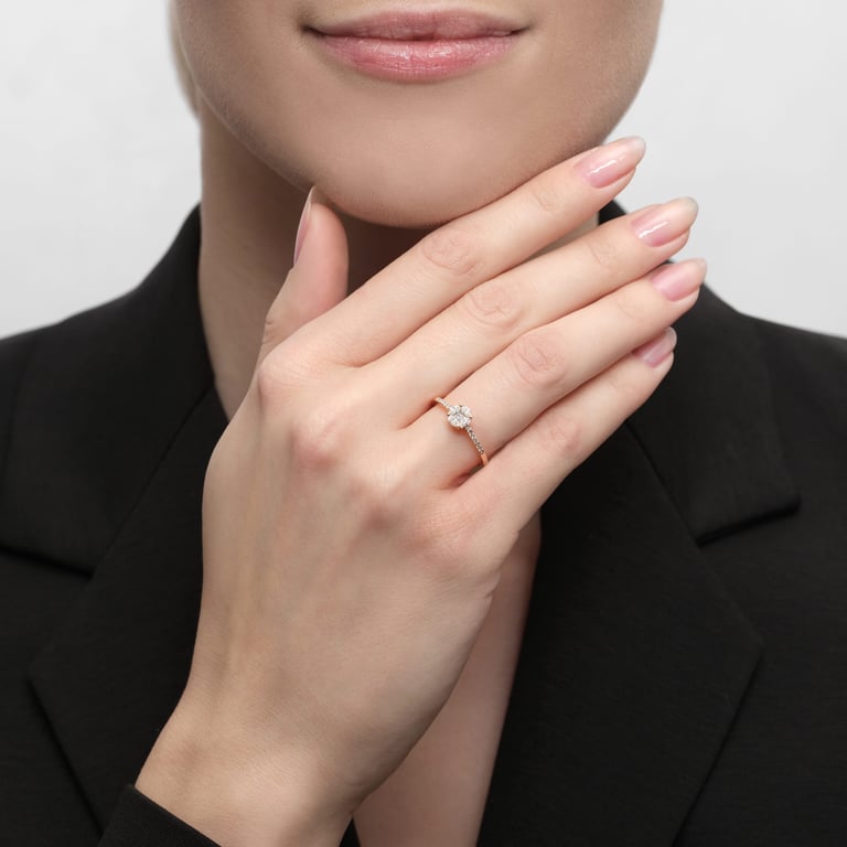 Secrets Classic Ring aus 18 Kt Roségold mit Diamanten, an einer Hand getragen