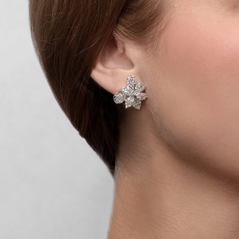 Secrets Glory Ohrschmuck aus 18 Kt Weißgold mit Diamanten, am Ohr getragen