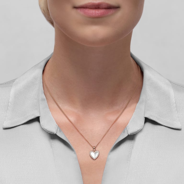 Heart Mother of Pearl Anhänger mit Kette aus 18 Kt Roségold mit Diamanten und Perlmutt, am Hals getragen
