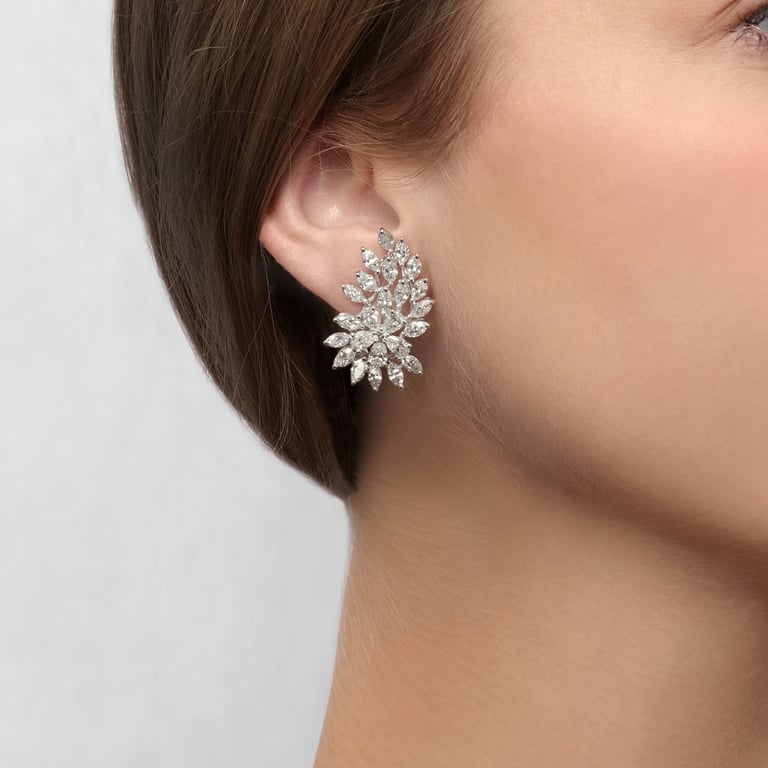 Masterpiece Ohrschmuck aus 18 Kt Weißgold mit Diamanten, am Ohr getragen