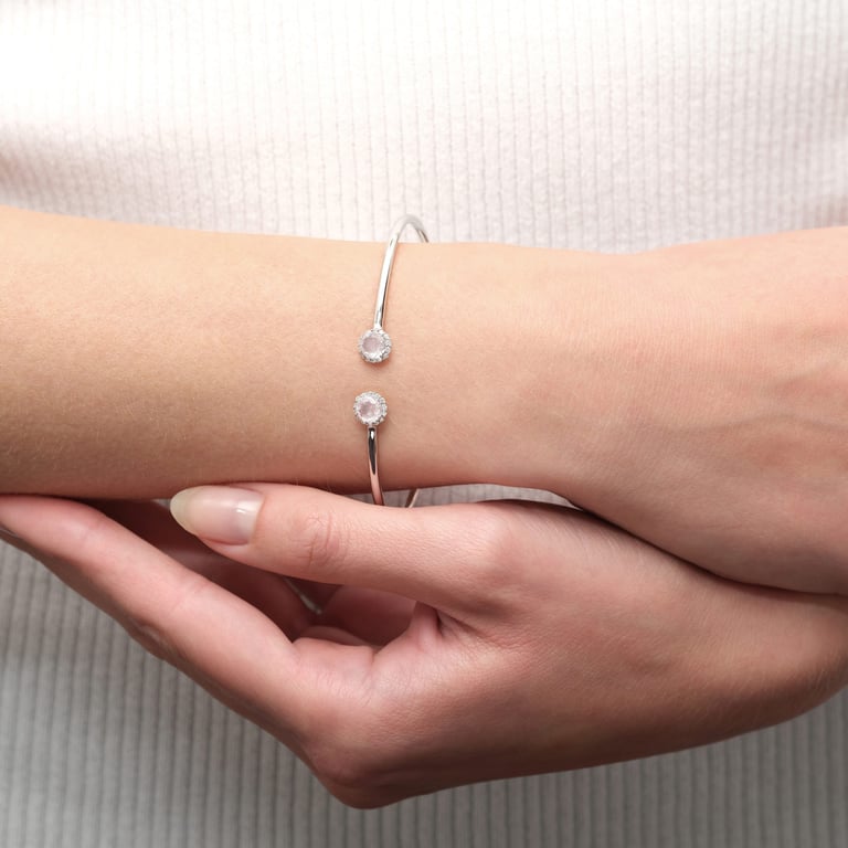 Balou & More Diamonds Armspange aus 18 Kt Weißgold mit Diamanten und Rosenquarz, am Handgelenk getragen