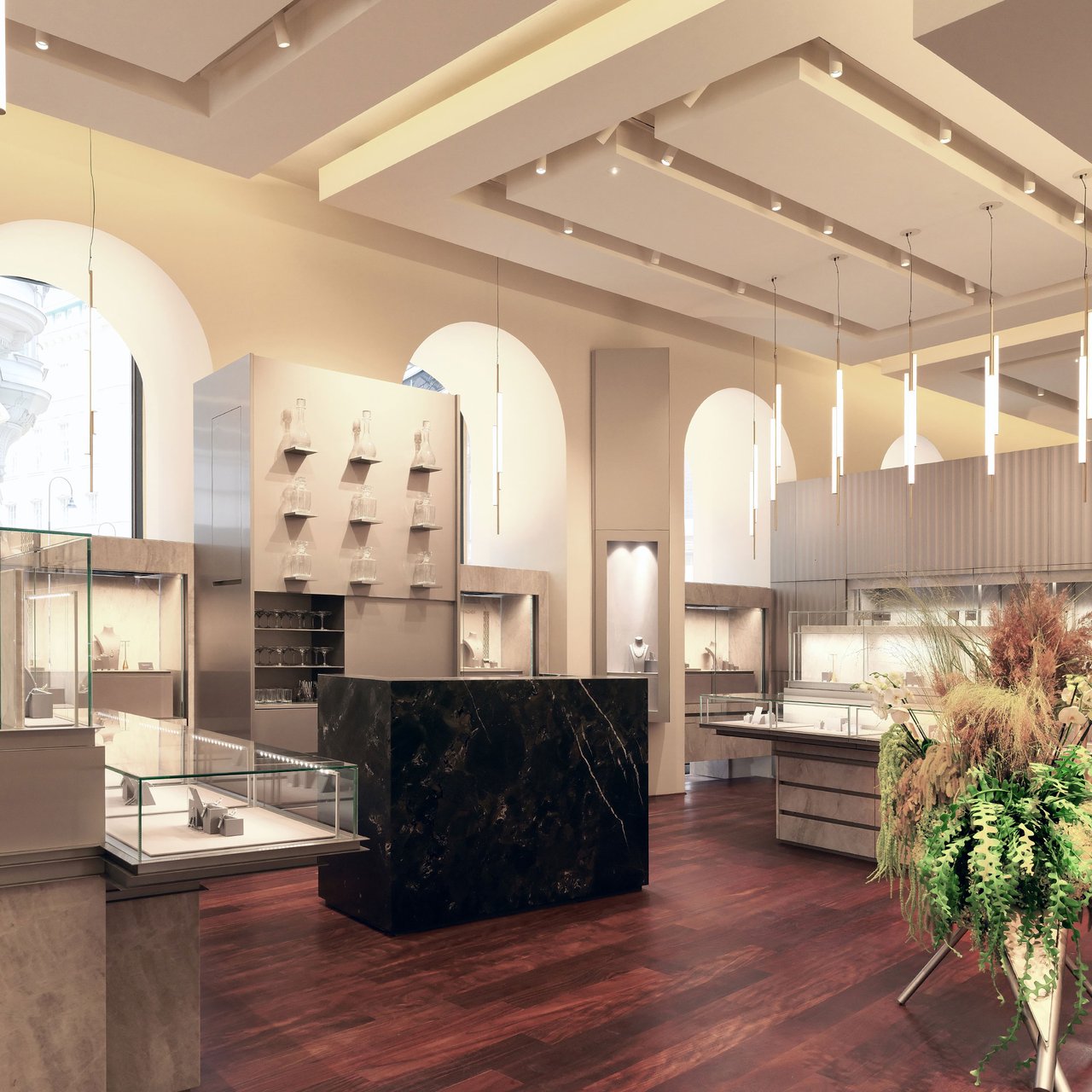Innenansicht der Wagner Boutique am Graben in Wien, präsentiert mit luxuriöser Einrichtung und Schmuckvitrinen.