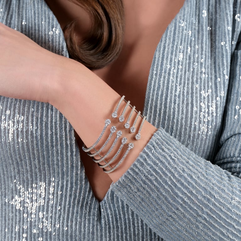 Signature Armreif aus 18 Kt Weißgold mit Diamanten, am Handgelenk getragen