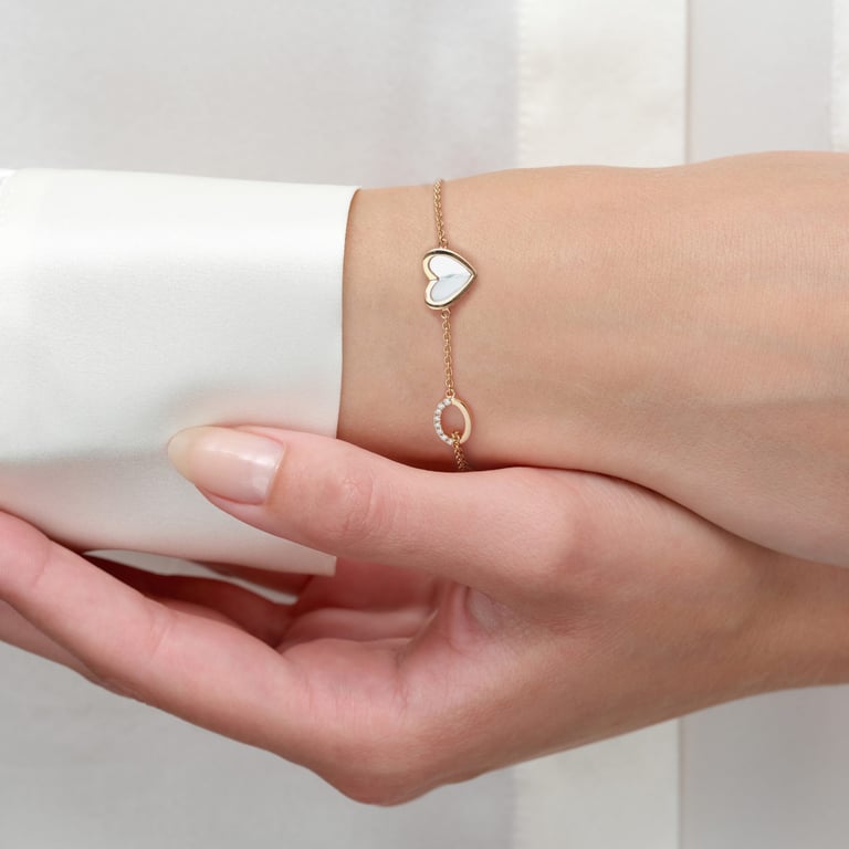 Heart Mother of Pearl Armschmuck aus 18 Kt Roségold mit Diamanten und Perlmutt, am Handgelenk getragen