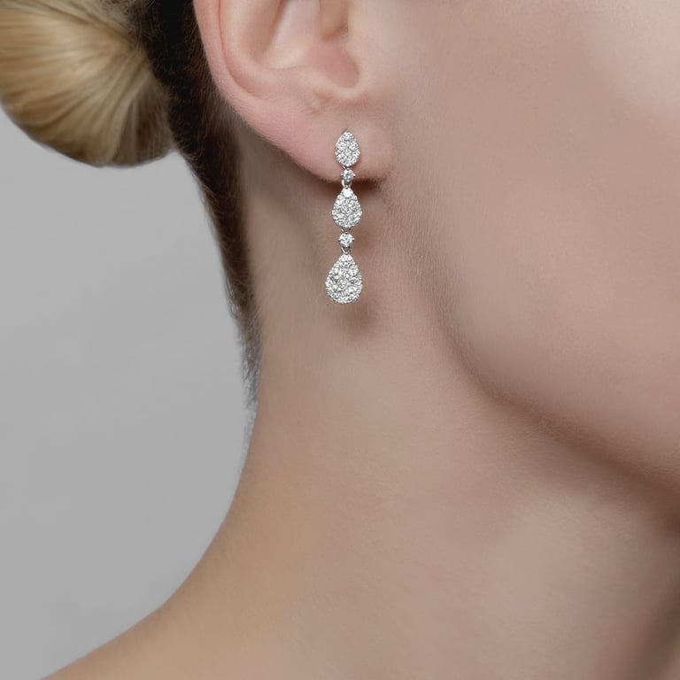 Cala Ohrschmuck aus 18 Kt Weißgold mit Diamanten, am Ohr getragen