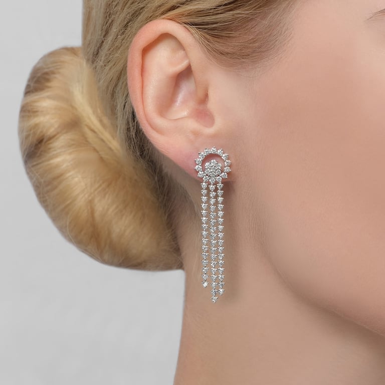 Rivière Special Ohrclips aus 18 Kt Weißgold mit Diamanten, am Ohr getragen