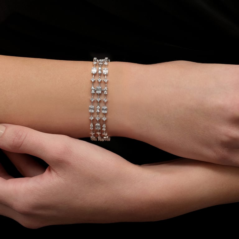 Signature Armband aus 18 Kt Weißgold mit Diamanten, am Handgelenk getragen