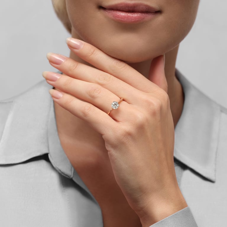 No 6 Solitaire aus 18 Kt Roségold mit Diamant, an einer Hand getragen