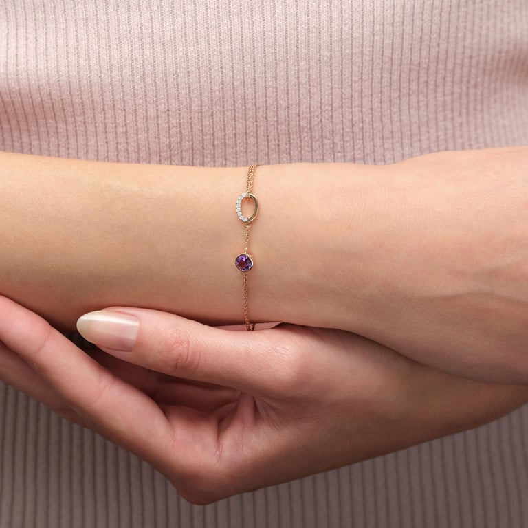 Balou & More Round Armband aus 18 Kt Roségold mit Diamanten und Amethyst, am Handgelenk getragen