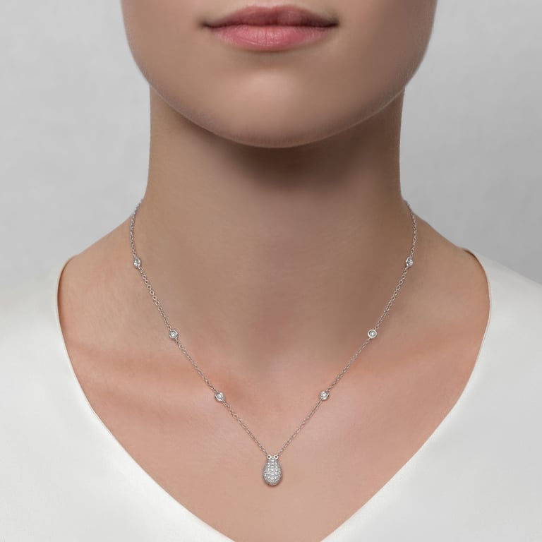 Drop & Diamonds Collier aus 18 Kt Weißgold mit Diamanten, am Hals getragen