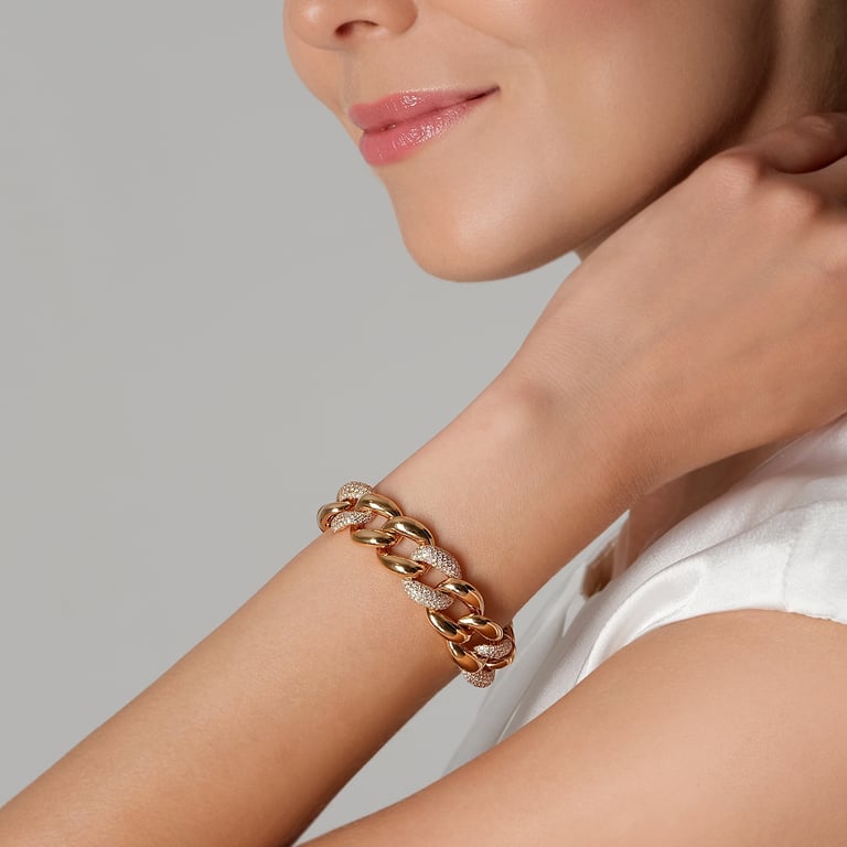 Starlight Special Armband aus 18 Kt Roségold mit Diamanten, am Handgelenk getragen