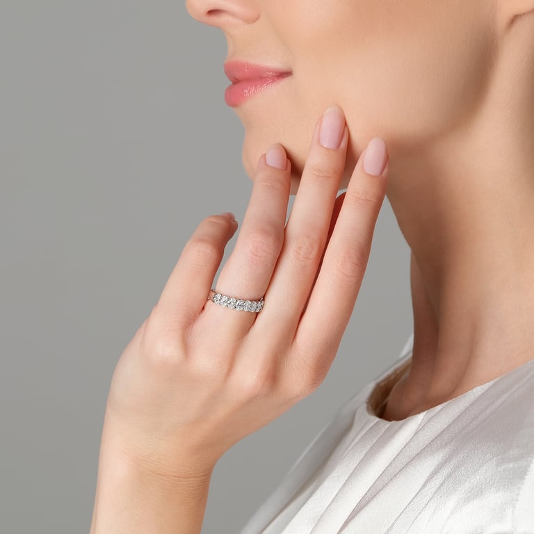 Rivière Oval Ring aus 18 Kt Weißgold mit Diamanten, an einer Hand getragen