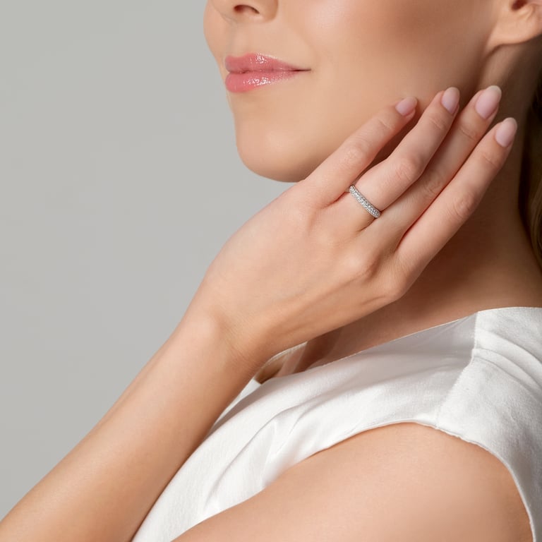 Starlight Ring aus 18 Kt Weißgold mit Diamanten, an einer Hand getragen