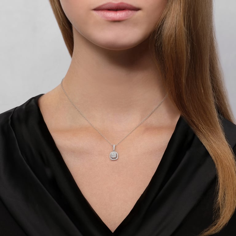 Signature Anhänger mit Kette aus 18 Kt Weißgold mit Diamanten, am Hals getragen