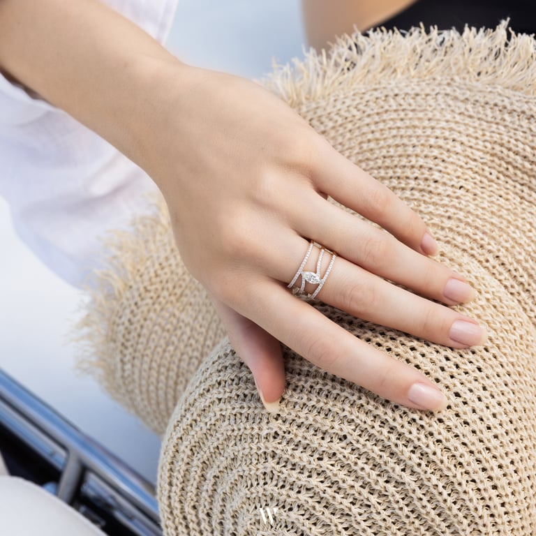 Signature Ring aus 18 Kt Roségold mit Diamanten, an einer Hand getragen