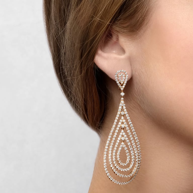 Signature Ohrgehänge aus 18 Kt Roségold mit Diamanten, am Ohr getragen