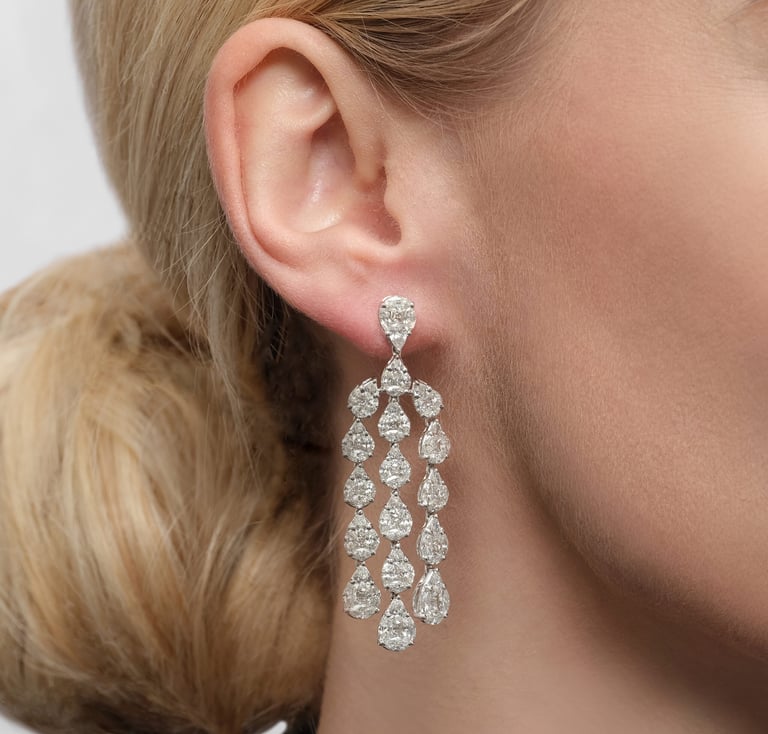 Secrets Special Ohrschmuck aus 18 Kt Weißgold mit Diamanten, am Ohr getragen