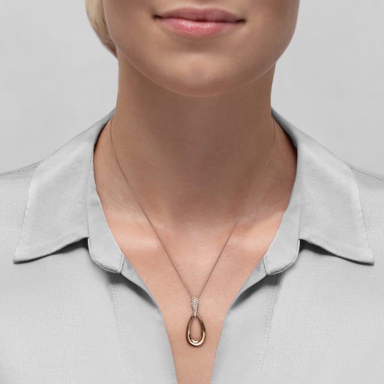 Carmen Drop Halsschmuck aus 18 Kt Roségold mit Diamanten, am Hals getragen