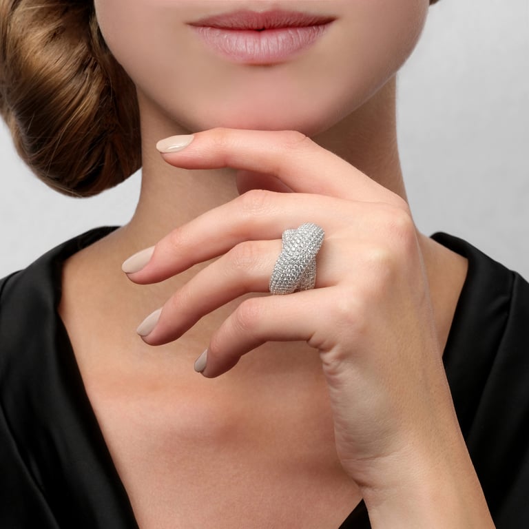 Starlight Two Ring aus 18 Kt Weißgold mit Diamanten, an einer Hand getragen