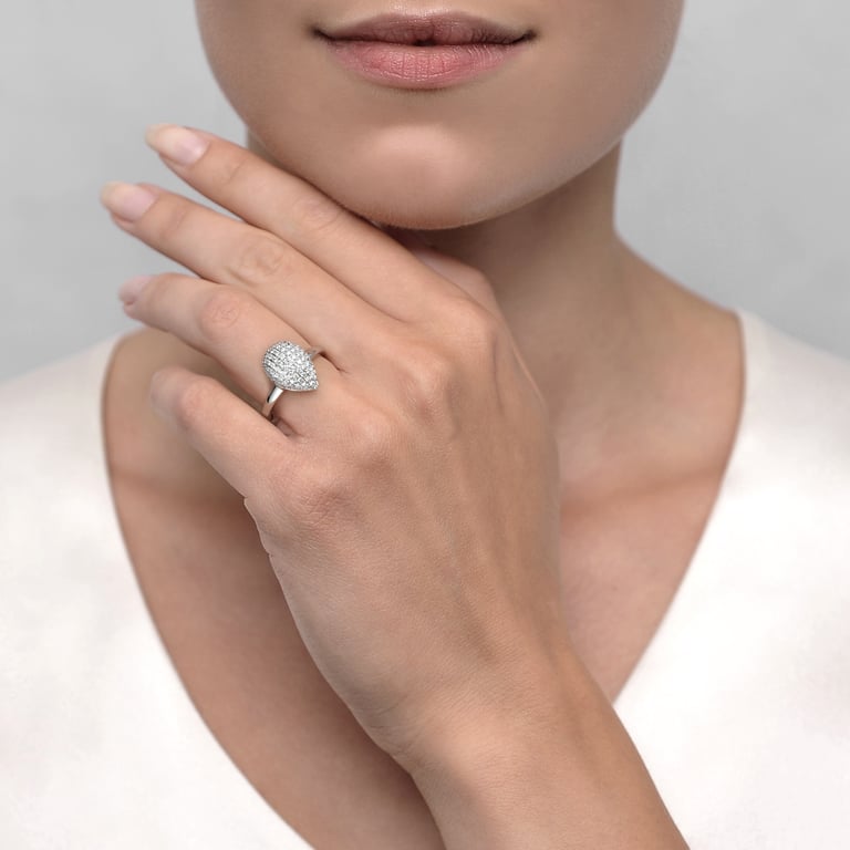 Drop & Diamonds Ring aus 18 Kt Weißgold mit Diamanten, an einer Hand getragen