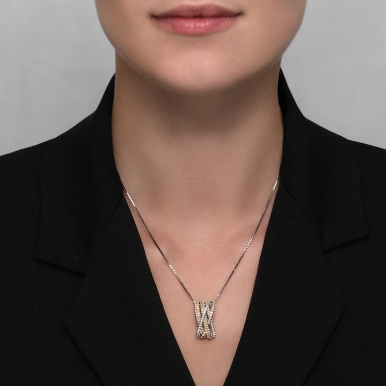 Looping Tricolor Anhänger mit Kette aus 18 Kt Weiß-, Gelb- und Roségold mit Diamanten, am Hals getragen