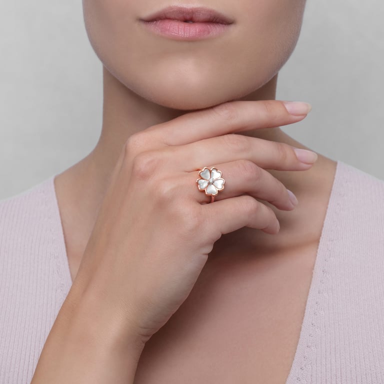Flora Classic Medium Ring aus 18 Kt Roségold mit Diamant und Perlmutt, an einer Hand getragen
