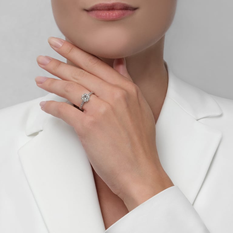 No 14 Solitaire aus 18 Kt Weißgold mit Diamanten, an einer Hand getragen