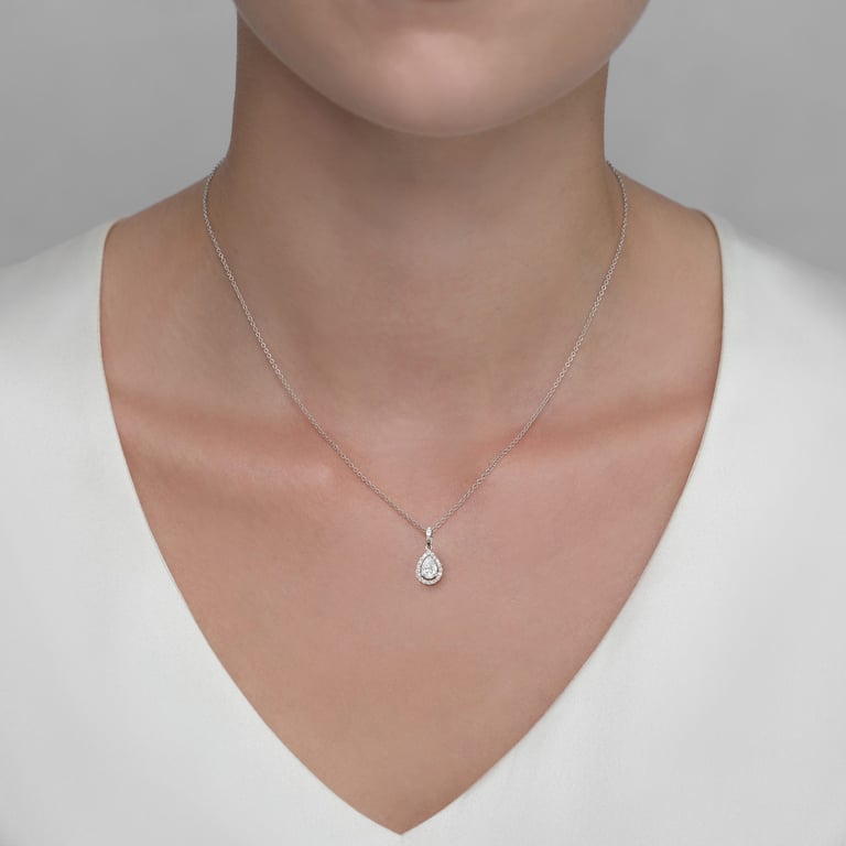 Aura Classic Anhänger mit Kette aus 18 Kt Weißgold mit Diamanten, am Hals getragen