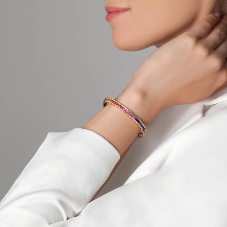 Rivière Rainbow Armreif aus 18 Kt Roségold mit Diamanten und Saphir, am Handgelenk getragen