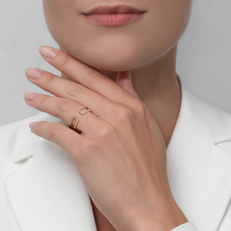 Rivière-Flow Ring aus 18 Kt Gelbgold mit Diamanten, an einer Hand getragen