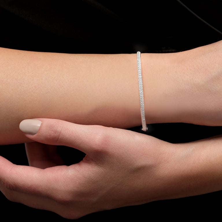 Starlight Classic Armreif aus 18 Kt Weißgold mit Diamanten, am Handgelenk getragen