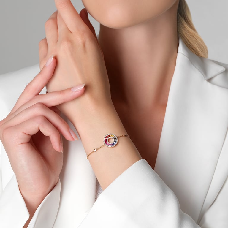 Rivière Rainbow Armband aus 18 Kt Roségold mit Diamanten und Saphir, am Handgelenk getragen