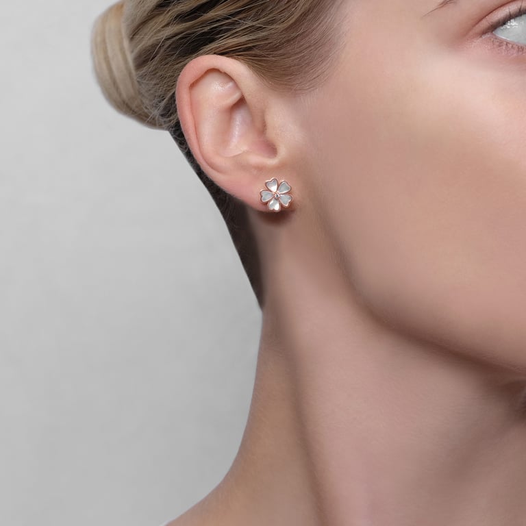Flora Classic Small Ohrschmuck aus 18 Kt Roségold mit Diamanten und Perlmutt, am Ohr getragen