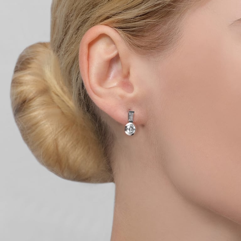 Solitaire No 12 Ohrschmuck aus 18 Kt Weißgold und Platin mit Diamanten, am Ohr getragen