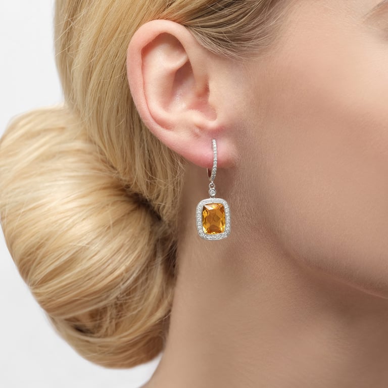 Jolie Cushion Ohrschmuck aus 18 Kt Weißgold mit Diamanten und Citrin, am Ohr getragen