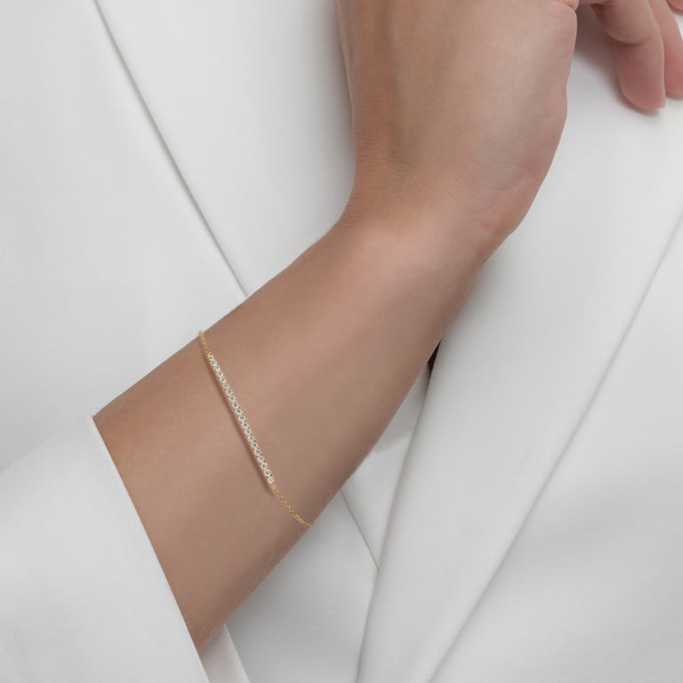 Rivière-Flow Armband aus 18 Kt Gelbgold mit Diamanten, am Handgelenk getragen