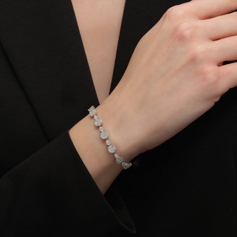 Secrets Special Armband aus 18 Kt Weißgold mit Diamanten, am Handgelenk getragen